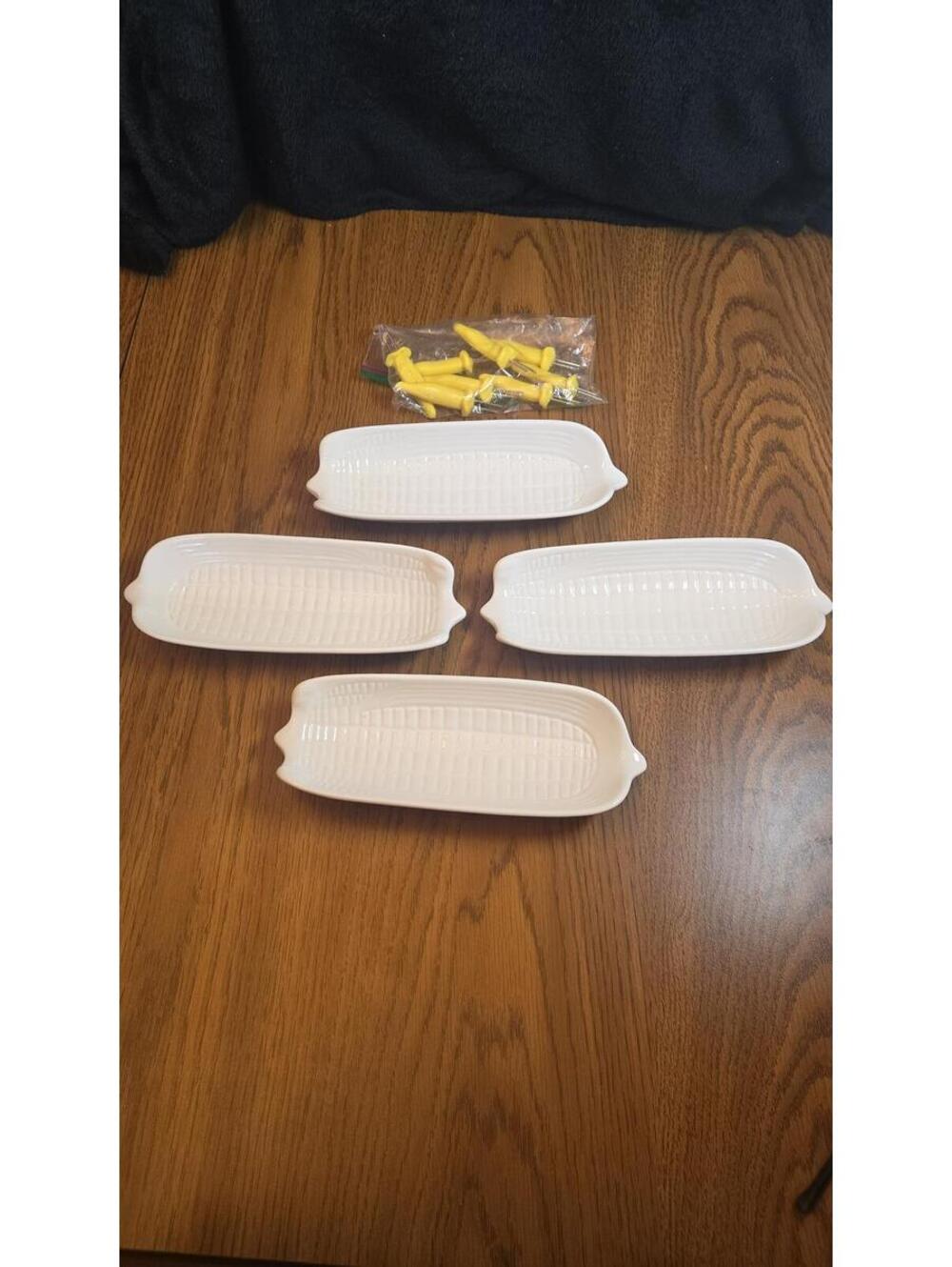 UNA White Ceramic Oval Corn On The Cob Dish Set with Corn Holders